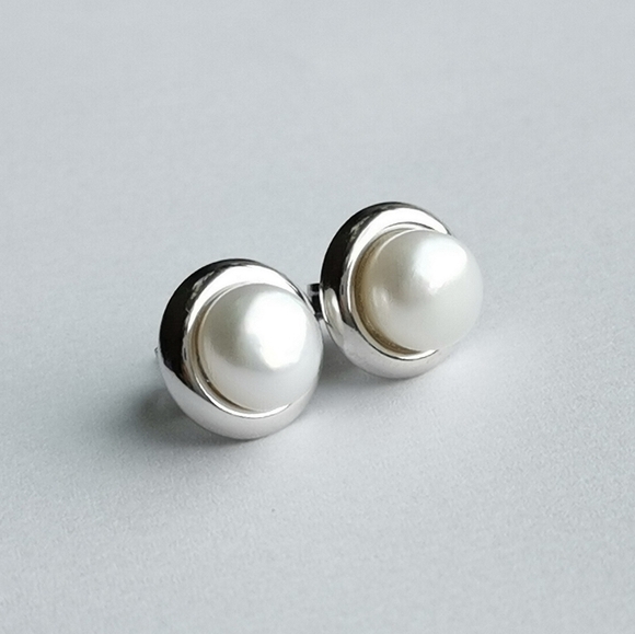White cultured pearl stud earrings in Sterling Silver 8mm - Picture 1 of 11